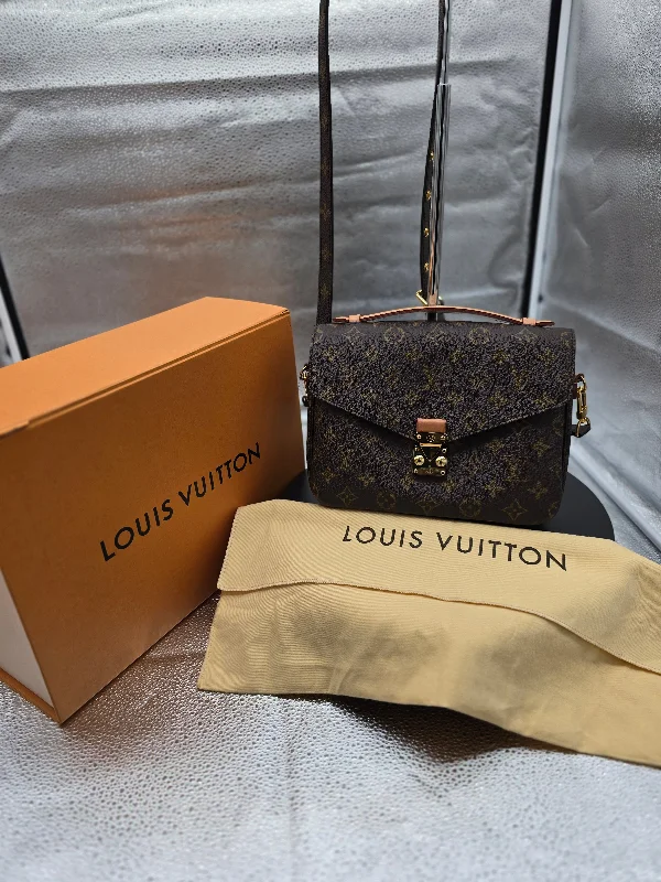 Louis Vuitton Pochette Metis Monogram